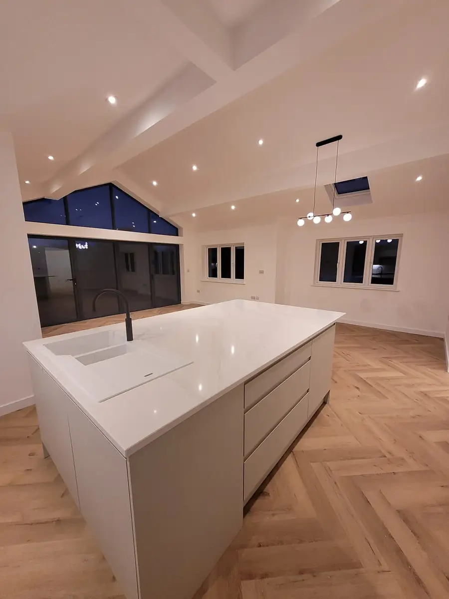 Kitchen island under the vaulted ceiling
